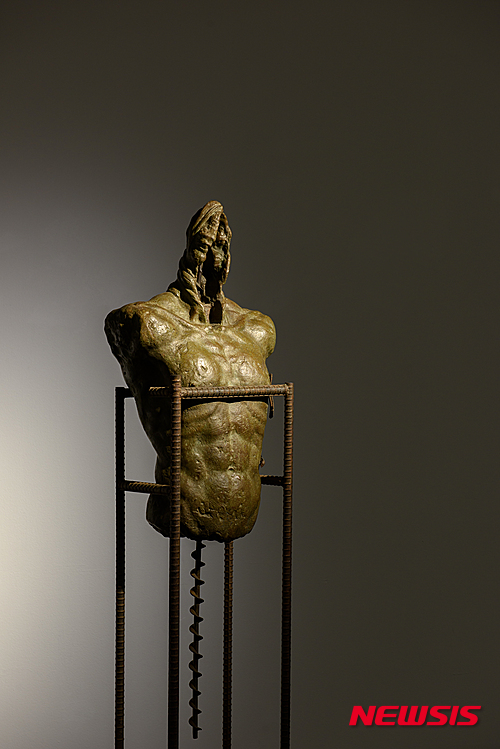 【서울=뉴시스】류인 '살해동기'(45×26.5×172(h)㎝, Bronze, Iron, 1991)