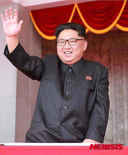 【서울=뉴시스】북한 노동신문은 지난 10일 조선노동당 제7차 대회 경축 대규모 군중집회를 11일 보도했다. 2016.05.11. (출처=노동신문)&nbsp; photo@newsis.com