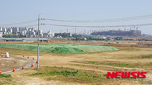 【서울=뉴시스】오동현 기자 = 경기도 평택시에 조성될 고덕국제신도시 부지 너머에 삼성 고덕산업단지가 공사에 한창이다. odong85@newsis.com&nbsp; 