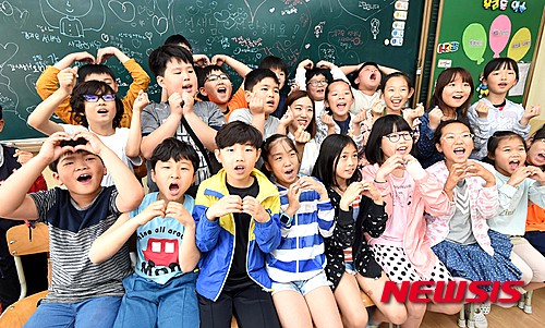 【수원=뉴시스】이정선 기자 = 스승의 날을 사흘 앞둔 12일 오전 경기도 수원시 장안구 송죽초등학교 3학년 학생들이 담임선생님에게 감사의 마음을 전하고 있다. 2016.05.12.&nbsp; ppljs@newsis.com