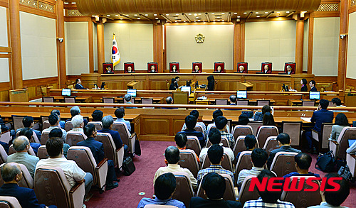 【서울=뉴시스】임태훈 기자 = 박한철 헌법재판소장과 재판관들이 12일 오후 서울 종로구 헌법재판소 대심판정에서 열린 '한글 전용' 국어기본법 제3조 등 위헌소원 사건 공개변론에 참석하고 있다. 2016.05.12.&nbsp; taehoonlim@newsis.com