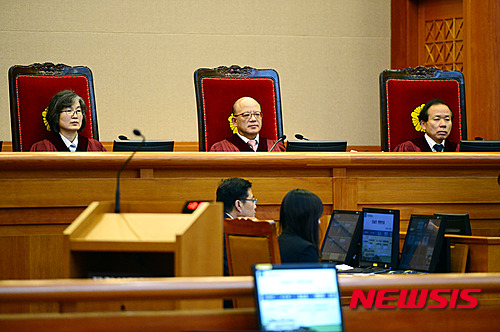【서울=뉴시스】임태훈 기자 = 박한철 헌법재판소장과 재판관들이 12일 오후 서울 종로구 헌법재판소 대심판정에서 열린 '한글 전용' 국어기본법 제3조 등 위헌소원 사건 공개변론에 참석하고 있다. 2016.05.12.&nbsp; taehoonlim@newsis.com