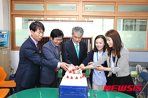 【창원=뉴시스】 홍정명 기자 = 12일 오후 제35회 스승의 날(15일)을 앞두고 경남 창원시 마산회원구 마산구암고등학교를 방문한 박종훈(가운데) 경남도교육감이 교직원들과 스승의 날 축하 케이크를 자르고 있다.2016.05.12.(사진=경남도교육청 제공)&nbsp; photo@newsis.com
