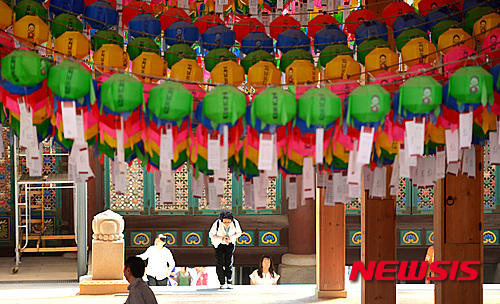 【서울=뉴시스】김진아 기자 = 불기2560년 부처님 오신 날을 하루 앞둔 13일 오후 서울 강남구 삼성동 봉은사에 연등이 걸려있다. 2016.05.13.&nbsp; bluesoda@newsis.com 