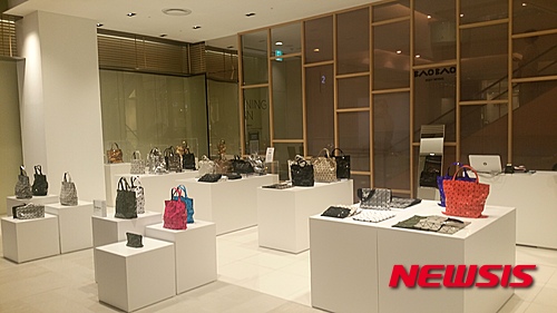 신세계백화점 2층 '바오바오' 핸드백 매장