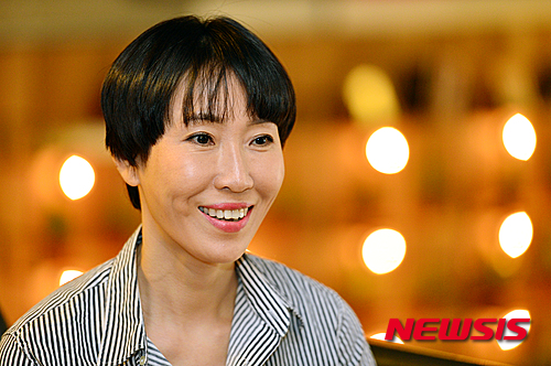 【서울=뉴시스】 배훈식 기자 = 신작 소설 '종의 기원'을 발표한 정유정 작가가 13일 오전 서울 마포구의 한 카페에서 뉴시스와 인터뷰하고 있다. 2016.05.14.&nbsp; dahora83@newsis.com