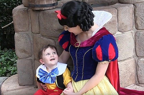 【서울=뉴시스】미국에서 자폐증을 앓고 있는 2살 난 발달장애 아기가 디즈니랜드에서 백설공주에게 마음을 열어 감동을 주고 있다. 최근 USA투데이 등 미국 언론은 플로리다주 올랜도에 사는 잭슨 콜리(2)는 지난해 11월 가족과 함께 디즈니월드를 방문해 백설공주를 처음 만나 마음을 열었다고 전했다. 사진 잭슨이 백설공주 역할을 맡은 여성을 쳐다 보는 모습. (사진출처: 유튜브) 2016.05.13 