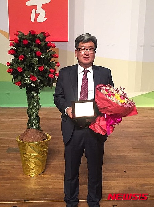 【김천=뉴시스】박준 기자 = 조규식 건천(서울방향)휴게소장이 13일 경북 김천시 문화예술회관에서 열린 제15회 식품안전의 날 기념식에서 김관용 경북도지사 표창패를 수상한 뒤 기념촬영을 하고 있다. 2016.05.13. (사진=건천휴게소 제공)&nbsp; photo@newsis.com