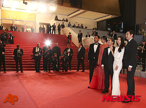 【칸=AP/뉴시스】신동립 기자 = 박찬욱(53) 감독이 14일 프랑스 제69회 칸 국제영화제에서 경쟁부문 출품작 ‘아가씨’(The Handmaiden) 시사회와 기자회견에 참석했다. 왼쪽부터 출연배우 조진웅(40), 김태리(26), 박찬욱, 김민희(34), 하정우(38) ‘아가씨’는 영국 작가 세라 워터스(50)의 레즈비언 역사추리소설 ‘핑거스미스’(2002)를 번안한 스릴러 시대극이다. 2005년 영국에서 동명영화(감독 에이슬링 월시)로 나왔다. ‘핑거스미스’의 배경은 빅토리아 시대(1837~1901)다. ‘소매치기들의 품에서 자라난 아이와 뒤바뀐 출생, 유산 상속을 노리는 사기꾼들의 모습을 흥미진진하게 그려내고 있다. 태어나자마자 고아가 돼 소매치기들 틈에서 자라난 수 트린더. ‘젠틀먼’이라는 이름으로만 알고 있는 인물에게 조종당하는 수는 부유한 상속녀인 모드에게 젠틀먼이 구혼하는 일을 돕기 위해 시골 영지에 있는 모드의 하녀로 들어가게 된다. 그러나 모드는 오직 수의 관심과 손길만 요구하고, 계획했던 일은 알 수 없는 방향으로 흘러가는데….’ ‘아가씨’는 ‘핑거스미스’를 1930년대 일제강점기 조선으로 옮겼다. ‘어릴 적 부모를 잃고 후견인 이모부(조진웅)의 엄격한 보호 아래 살아가는 귀족 아가씨(김민희)에게 백작이 추천한 새로운 하녀가 찾아온다. 매일 이모부의 서재에서 책을 읽는 것이 일상의 전부인 외로운 아가씨는 순박해 보이는 하녀에게 조금씩 의지하기 시작한다. 하지만 하녀의 정체는 유명한 여도둑의 딸. 장물아비 손에서 자란 소매치기 고아 소녀 숙희(김태리)다. 막대한 재산을 상속받게 될 아가씨를 유혹해 돈을 가로채겠다는 사기꾼 백작(하정우)의 제안을 받고 아가씨가 백작을 사랑하게 만들기 위해 하녀가 된 것. 드디어 백작이 등장하고, 백작과 숙희는 자신만의 방식으로 아가씨의 마음을 흔들기 시작하는데….’ 박 감독은 칸 영화제에서 2004년 심사위원대상(올드보이·2등), 2009년 심사위원상(박쥐·3등)을 받았다. reap@newsis.com