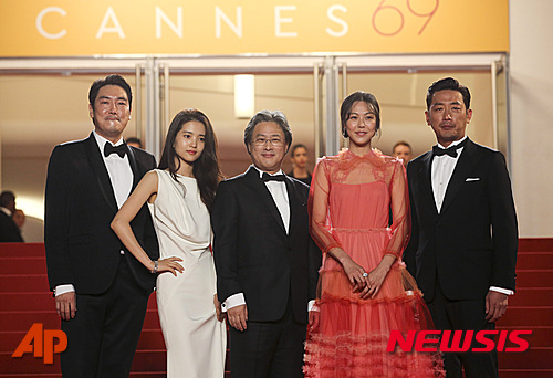 【칸=AP/뉴시스】신동립 기자 = 박찬욱(53) 감독이 14일 프랑스 제69회 칸 국제영화제에서 경쟁부문 출품작 ‘아가씨’(The Handmaiden) 시사회와 기자회견에 참석했다. 왼쪽부터 출연배우 조진웅(40), 김태리(26), 박찬욱, 김민희(34), 하정우(38) ‘아가씨’는 영국 작가 세라 워터스(50)의 레즈비언 역사추리소설 ‘핑거스미스’(2002)를 번안한 스릴러 시대극이다. 2005년 영국에서 동명영화(감독 에이슬링 월시)로 나왔다. ‘핑거스미스’의 배경은 빅토리아 시대(1837~1901)다. ‘소매치기들의 품에서 자라난 아이와 뒤바뀐 출생, 유산 상속을 노리는 사기꾼들의 모습을 흥미진진하게 그려내고 있다. 태어나자마자 고아가 돼 소매치기들 틈에서 자라난 수 트린더. ‘젠틀먼’이라는 이름으로만 알고 있는 인물에게 조종당하는 수는 부유한 상속녀인 모드에게 젠틀먼이 구혼하는 일을 돕기 위해 시골 영지에 있는 모드의 하녀로 들어가게 된다. 그러나 모드는 오직 수의 관심과 손길만 요구하고, 계획했던 일은 알 수 없는 방향으로 흘러가는데….’ ‘아가씨’는 ‘핑거스미스’를 1930년대 일제강점기 조선으로 옮겼다. ‘어릴 적 부모를 잃고 후견인 이모부(조진웅)의 엄격한 보호 아래 살아가는 귀족 아가씨(김민희)에게 백작이 추천한 새로운 하녀가 찾아온다. 매일 이모부의 서재에서 책을 읽는 것이 일상의 전부인 외로운 아가씨는 순박해 보이는 하녀에게 조금씩 의지하기 시작한다. 하지만 하녀의 정체는 유명한 여도둑의 딸. 장물아비 손에서 자란 소매치기 고아 소녀 숙희(김태리)다. 막대한 재산을 상속받게 될 아가씨를 유혹해 돈을 가로채겠다는 사기꾼 백작(하정우)의 제안을 받고 아가씨가 백작을 사랑하게 만들기 위해 하녀가 된 것. 드디어 백작이 등장하고, 백작과 숙희는 자신만의 방식으로 아가씨의 마음을 흔들기 시작하는데….’ 박 감독은 칸 영화제에서 2004년 심사위원대상(올드보이·2등), 2009년 심사위원상(박쥐·3등)을 받았다. reap@newsis.com