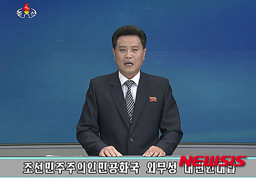 【서울=뉴시스】북한 조선중앙TV는 15일 최근 중국 내 북한식당 종업원들의 집단 탈북사건에 대해 조선민주주의 인민공화국 외무성 대변인의 대답을 통해 답변을 내놓았다. 조선중앙TV는 "우리 공민들을 강제 억류하고 있는 남조선 당국의 비인간적 처사는 인권협약에 규정돼 있는 권리를 부정하는 반인륜 범죄이다"며 "유엔과 국제인권기구가 이들을 북으로 돌려보낼 대책을 마련해야 한다"고 보도했다. 2016.05.15. (사진=조선중앙TV) photo@newsis.com