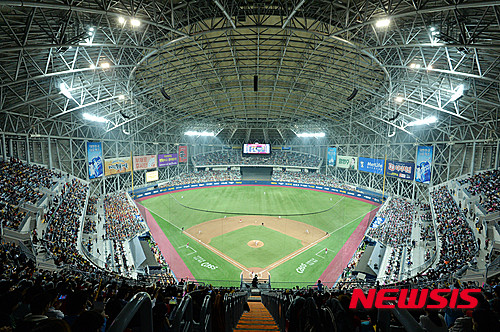 【서울=뉴시스】지난 6일 '2016 타이어뱅크 KBO리그' 넥센 히어로즈와 KIA 타이거즈의 경기가 한창인 서울 구로구 고척동 '고척 스카이돔'. (뉴시스 DB)