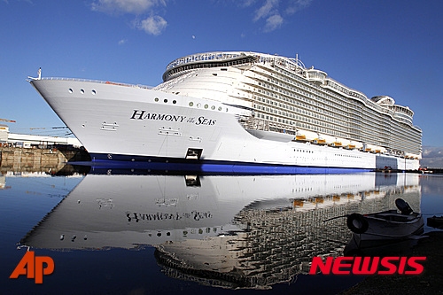 【파리=AP/뉴시스】8500명이 탈수 있는 세계 최대 호화유람선이 오는 22일 처녀항해에 나선다. 미국 국적 크루즈선사 로열캐리비언 소유의 '하모니 오브 시즈'호가 처녀항해를 위해 준비 중이라고 외신들이 15일(현지시간) 전했다. 지난 2월18일 프랑스 항구도시 생나제르에 정박해 있는 이 유람선의 모습. 2016.05.16 