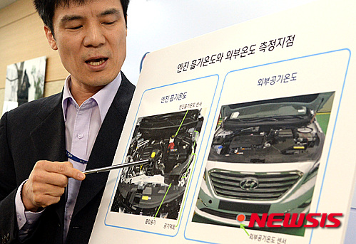 【세종=뉴시스】강종민 기자 = 홍동곤 환경부 교통환경과장이 16일 오전 정부세종청사 환경부 기자실에서 한국닛산 캐시카이 차량의 배기가스 시험 과정 사진을 들어보이며 배출가스순환장치가 작동 중단되는 현상을 확인했다고 밝히고 있다. 2016.05.16 ppkjm@newsis.com