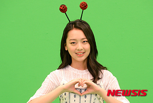 【서울=뉴시스】방지원 인턴기자 = 16일 오전 서울 강남구 논현동 아리씨스튜디오에서 열린 2016 예천세계곤충엑스포 광고촬영현장에서 보니하니의 이수민이 포토타임을 갖고 있다. 2016.05.16&nbsp; tu1889@newsis.com 