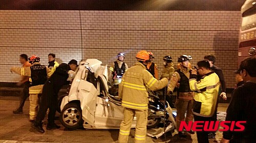 【창원=뉴시스】강경국 기자 = 16일 오전 남해고속도로 창원1터널에서 9중 추돌사고가 발생한 가운데 흰색 차량이 형체를 알아 볼 수 없을 정도로 파손돼 있다. 2016.05.16. (사진=경남경찰청 제공)&nbsp; kgkang@newsis.com