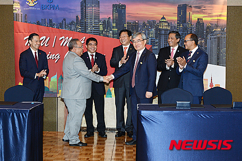 【서울=뉴시스】 이승훈 한국가스공사 사장(오른쪽)과 야니아쉬 하산 인도네시아 PDPDE사 사장(왼쪽)이 양해각서 교환후 악수하고 있다.