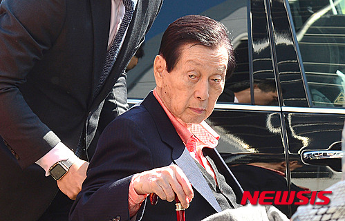 【서울=뉴시스】김선웅 기자 = 신격호 롯데그룹 총괄회장이 정신감정을 받기 위해 16일 오후 서울 종로구 서울대병원에 도착해 휠체어를 탄 채 병원안으로 들어가고 있다. 2016.05.16. mangusta@newsis.com
