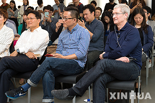 【베이징=신화/뉴시스】애플의 팀 쿡 최고경영자(CEO)가 16일 중국 베이징의 애플 스토어를 방문해 현지 앱 개발자들과 만나고 있다. 2016.05.16 