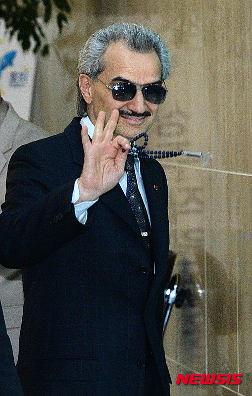 【서울=뉴시스】 박문호 기자 = 2016년 5월 16일 알 왈리드 사우디아라비아 왕자가 김포국제공항 출국장으로 향하면서 손을 흔들고 있다. 2016.05.16. go2@newsis.com