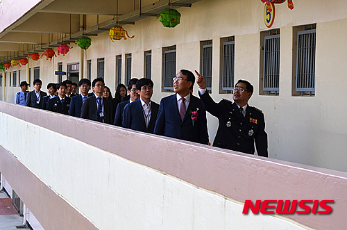 【통영=뉴시스】신정철 기자 = 권영문 창원지방법원 통영지원장과 소속판사 등 14명이 16일 통영구치소(소장 박민호)를 방문, 통영구치소 업무현황을 청취하고 시찰 및 시설참관을 실시하는 등 형사재판 업무의 원활한 진행을 위해 교정시설에 대한 이해를 높이는 시간을 가졌다. 사진은 권영문 지원장 등이 통영구치소 시설을 둘러보고 있다. 2016.05.17.(사진=통영구치소 제공)&nbsp;&nbsp;&nbsp; photo@newsis.com 
