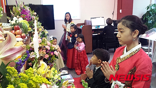 【뉴욕=뉴시스】노창현 특파원 = 워싱턴의 한국사찰 연화정사(주지 성원스님)가 부처님 오신날 봉축행사를 다종교 컨셉의 프로그램으로 펼쳐 화제를 모았다. 대한불교조계종 워싱턴 포교당으로 지난달 개원한 연화정사는 15일 부처님 오신날을 맞아 1부 봉축법회와 2부 봉축 학술대회를 열었다. 종교간의 대화와 화합을 주제로 영어로 진행된 학술대회는 세계 8대종교인 불교, 자이나교, 조로아스터교, 유태교, 기독교 정교회, 천주교, 개신교, 이슬람교, 등 각 종교 지도자들과 학자들을 패널로 참여해 눈길을 끌었다. 2016.05.16. <사진=연화정사 제공>&nbsp;&nbsp; robin@newsis.com 