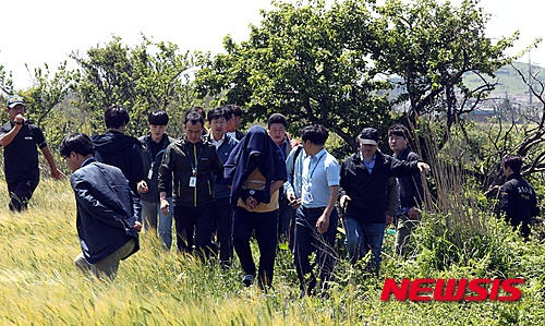 【서귀포=뉴시스】 고동명 기자 = 17일 오후 제주 서귀포시 안덕면 동광리에 있는 한 보리밭 인근 임야에서 중국여성 살인사건 현장검증이 벌어지고 있다. 2016.05.17.&nbsp; kdm80@newsis.com