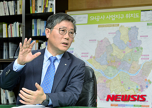 【서울=뉴시스】최동준 기자 = 변창흠 SH공사 사장이 16일 서울 강남구 SH공사 집무실에서 뉴시스와 인터뷰 하고 있다. 2016.05.18.&nbsp;&nbsp; photocdj@newsis.com