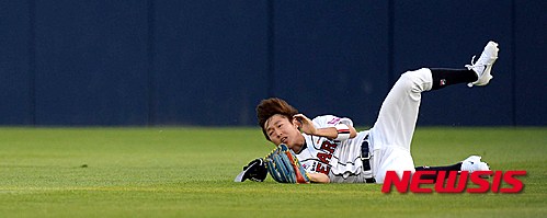 【서울=뉴시스】고범준 기자 = 17일 오후 서울 송파구 잠실야구장에서 열린 2016 KBO리그 두산 베어스와 KIA 타이거즈의 경기, 2회초 무사 1,3루 KIA 김호령의 타구를 두산 중견수 정수빈이 잡아내고 있다. 2016.05.17.&nbsp; bjko@newsis.com