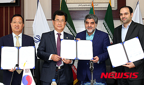 【청주=뉴시스】이병찬 기자 = 이란을 방문 중인 이시종(왼쪽에서 두번째) 충북지사가 16일(현지시각) 오전 현지에서 호세인 아야티 투바 대표와 전통의학공동연구소 설립을 위한 MOA(합의각서)를 체결하고 있다.2016.05.18.(사진=충북도 제공)&nbsp; photo@newsis.com