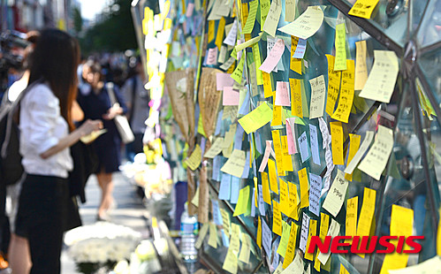 【서울=뉴시스】김선웅 기자 = 18일 오후 서울 강남구 강남역 10번출구에서 시민들이 '묻지마 살인' 사건 피해자 여성 추모글을 남기고 있다.&nbsp;&nbsp; 피해자 20대 여성은 지난 17일 강남역 인근 상가 화장실에서 본인이 평소에 여자들에게 무시를 당했다고 주장하는 용의자 김모씨에게 흉기에 찔려 숨졌다. 2016.05.18.&nbsp;&nbsp; mangusta@newsis.com