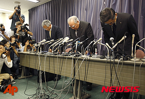 【도쿄=AP/뉴시스】스즈키 자동차의 스즈키 오사무 회장 겸 최고경영자(가운데)가 18일 도쿄에서 기자회견을 열어 자사가 판매중인 16개 전 차종에 걸쳐 연비 부정이 있었다고 발표한 후 자리에서 일어나 고개 숙여 사죄하고 있다. 2016.05.18&nbsp; 