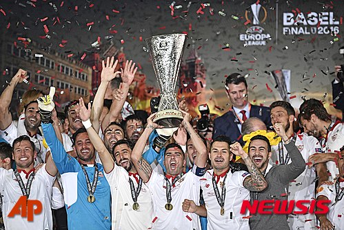 Sevilla players celebrate with the trophy after winning the Europa League final soccer match between Liverpool and Sevilla in Basel, Switzerland, Wednesday, May 18, 2016. Sevilla won the match 3-1. (AP Photo/Martin Meissner)