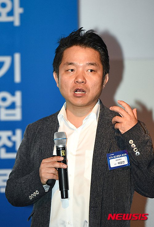 【서울=뉴시스】경희대학교 이경전 교수가 19일 오전 서울 삼성동 코엑스인터컨티넨탈호텔에서 열린 '제105회 KITA 최고경영자 조찬회'에 참석해 '제4차 산업혁명 시대에서의 비즈니스모델 변화와 기업전략'을 주제로 강연을 하고 있다. 2016.05.19. (사진=한국무역협회 제공) photo@newsis.com