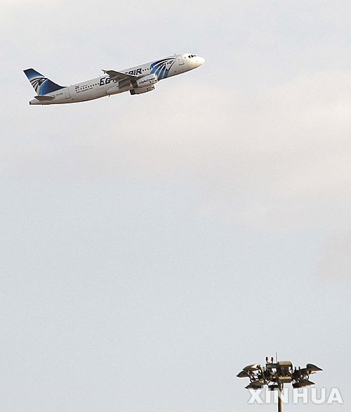 【베이징=신화/뉴시스】프랑스 파리에서 18일(현지시간) 오후 승객과 승무원 69명을 태우고 이집트 카이로로 향하던 이집트항공 여객기가 바다에 추락한 것으로 추정된다.사진은 이집트 항공 소속 여객기의 모습.<사진출처: 구글> 2016.05.19