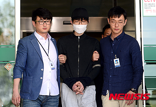 【서울=뉴시스】권현구 기자 = 지난 17일 강남역 부근에서 묻지마 살인을 벌인 김 모(34)씨 가 영장실질심사를 받기 위해 19일 오후 서울 서초경찰서를 나와 서울중앙지방법원으로 향하고 있다. 2016.05.19.&nbsp; stoweon@newsis.com