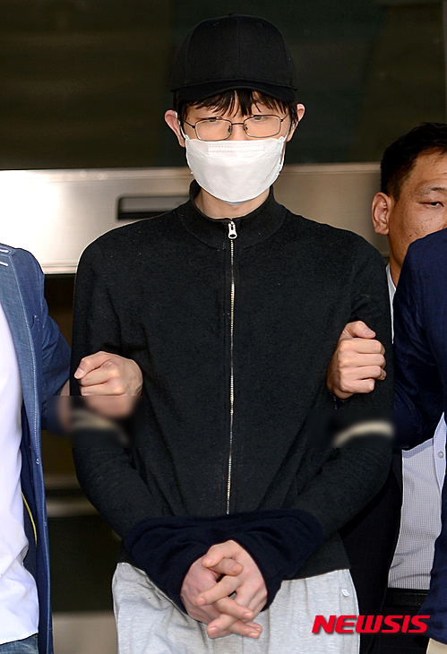 【서울=뉴시스】권현구 기자 = 지난 17일 강남역 부근에서 묻지마 살인을 벌인 김 모(34)씨 가 영장실질심사를 받기 위해 19일 오후 서울 서초경찰서를 나와 서울중앙지방법원으로 향하고 있다. 2016.05.19.&nbsp; stoweon@newsis.com