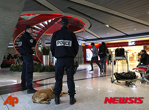 【파리=AP/뉴시스】 프랑스 경찰관들이 19일(현지시간) 파리 외곽 샤를드골 공항에서 경계근무를 서고 있다. 2016.05.20 