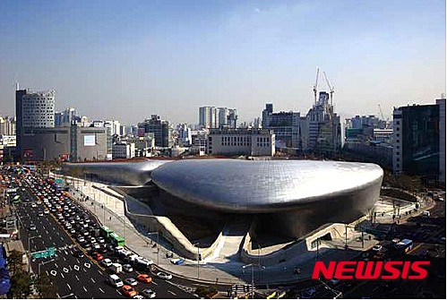 【서울=뉴시스】건축가 자하 하디드 설계의 거대한 첨단 갤러리 공간 DDP.&nbsp;&nbsp; 