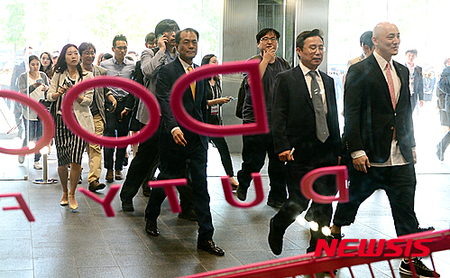 【서울=뉴시스】조성봉 기자 = 20일 오전 서울 중구 두타면세점 오픈 행사에서 박서원(오른쪽) 두산 유통 전략담당 전무(CSO)를 비롯한 참석자들이 면세점을 둘러보고 있다.&nbsp; 두타면세점은 두산타워 9개층을 사용하며, 총 면적은 1만6825㎡(약 5090평) 규모다. 2016.05.20. suncho21@newsis.com