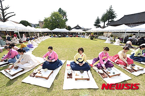 【울산=뉴시스】배병수 기자 = 제36회 울산 다향제가 20일 울산시 중구 동헌뜰에서 차인연합회 회원들이 다도 시연회를 갖고 있다. 2016.05.20. bbs@newsis.com