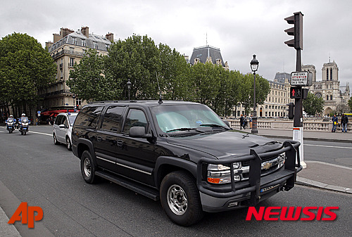 【파리=AP/뉴시스】11.13 파리 테러범 살라 압데슬람을 태운 호송 차량이 20일 법원을 떠나고 있다. 압데슬람이 이날 말하기를 거부해 심리는 금방 종료됐다. 2016. 5. 20.