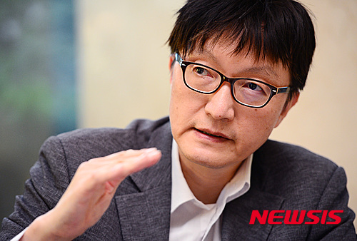 【서울=뉴시스】김진아 기자 = 김흥종 대외경제정책연구원 선임연구위원이 22일 서울 중구 전국은행연합회에서 뉴시스와 인터뷰를 하고 있다. 2016.05.23.&nbsp; bluesoda@newsis.com&nbsp; 