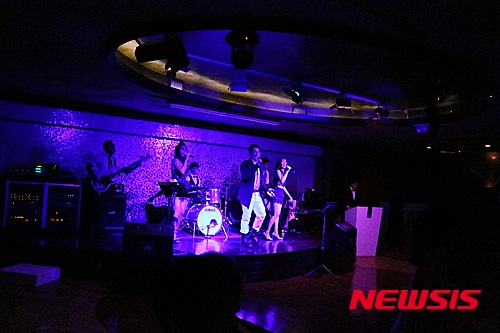 【서울=뉴시스】노보텔 앰배서더 독산 '그랑아'의 라이브 공연.