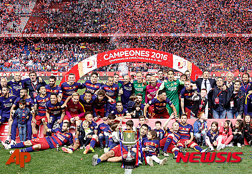 Barcelona's pose with the trophy after they won the final of the Copa del Rey soccer match between FC Barcelona and Sevilla FC at the Vicente Calderon stadium in Madrid, Sunday, May 22, 2016. Barcelona won 2-0. (AP Photo/Daniel Ochoa de Olza)