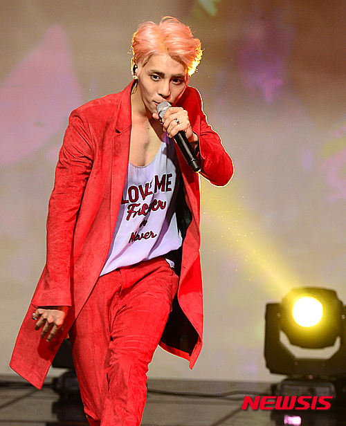 【서울=뉴시스】추상철 기자 = 샤이니 종현이 23일 오후 서울 강남구 플래툰 쿤스트할레에서 첫 정규 1집 앨범 '좋아' 발매기념 쇼케이스를 갖고 화려한 무대를 선보이고 있다. 2016.05.23. scchoo@newsis.com