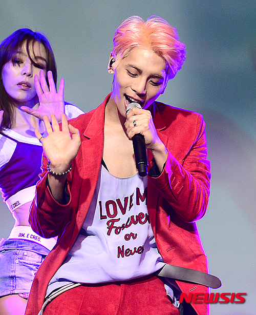 【서울=뉴시스】추상철 기자 = 샤이니 종현이 23일 오후 서울 강남구 플래툰 쿤스트할레에서 첫 정규 1집 앨범 '좋아' 발매기념 쇼케이스를 갖고 화려한 무대를 선보이고 있다. 2016.05.23. scchoo@newsis.com