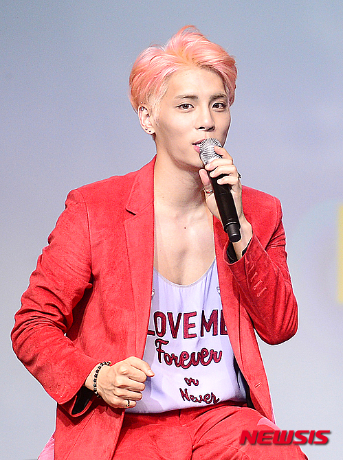 【서울=뉴시스】추상철 기자 = 샤이니 종현이 23일 오후 서울 강남구 플래툰 쿤스트할레에서 첫 정규 1집 앨범 '좋아' 발매기념 쇼케이스를 갖고 앨범에 대한 설명을 하고 있다. 2016.05.23. scchoo@newsis.com