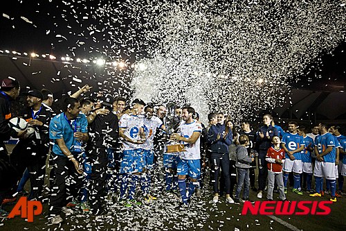 【산티아고=AP/뉴시스】칠레 축구선수들이 22일(현지시간) 산티아고에 있는 축구장에서 120시간 동안 축구경기를 마친 뒤 세계신기록 달성을 자축하고 있다. 2357명이 120시간 공을 차 최대 인원, 최장시간 축구경기 세계 기록을 세웠다. 2016.05.24
