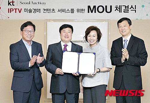 【서울=뉴시스】서울옥션-KT 올레 tv IPTV 미술품 경매 서비스 MOU체결 현장 사진. (좌부터)서울옥션 이동용 전문, KT Mass총괄 임헌문 사장, 서울옥션 이옥경 부회장, KT 미디어 사업부 유희관 본부장.&nbsp; 